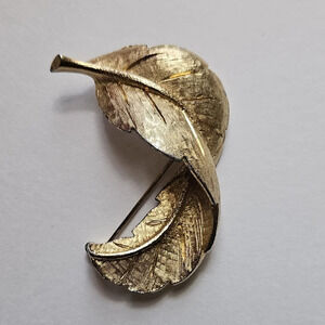 Vintage BSK Signed Frosted Goldtone Textured leaf pin brooch